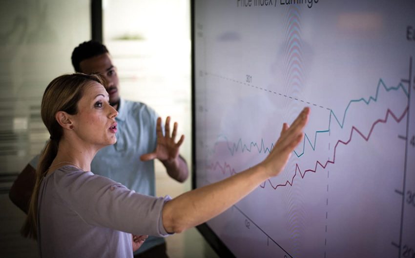 Women showing a chart of Bussines Growth